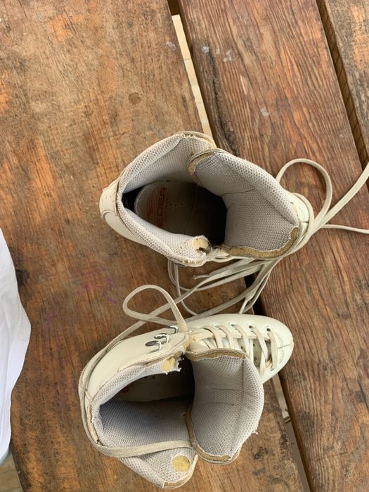 Patins de patinagem artística