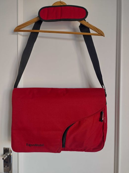 Pasta executiva ExxonMobil vermelha