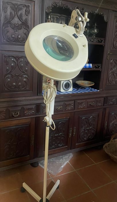 Lupa com luz estética