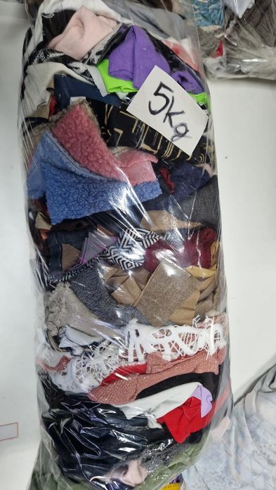 Ścinki tkanin i dzianin zestaw 5 kg.