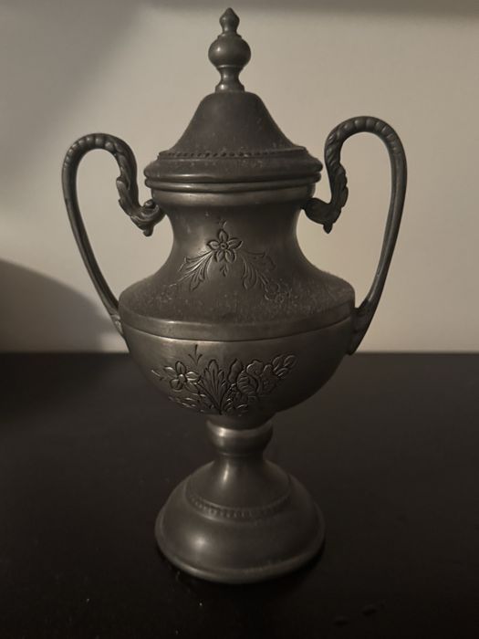 Varias louças para decoraçao  sao novas de exposição