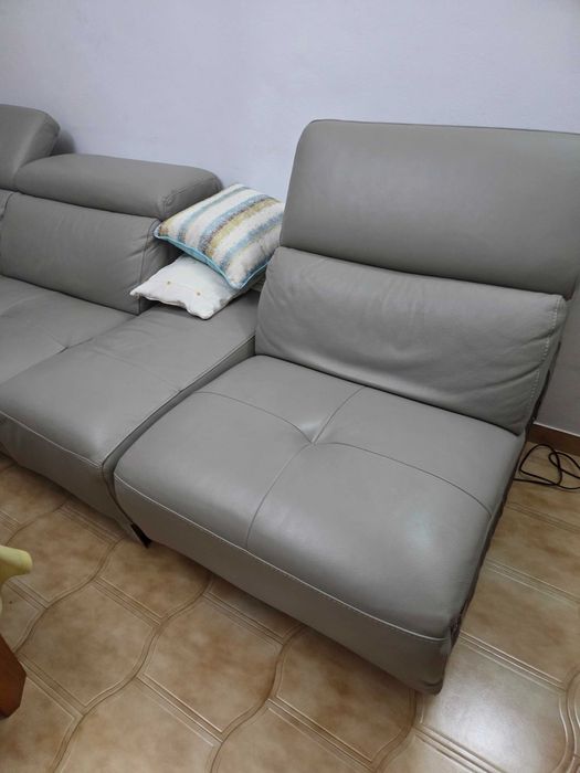 Sofá em pele Cinza em Excelente Estado - Medidas Grandes