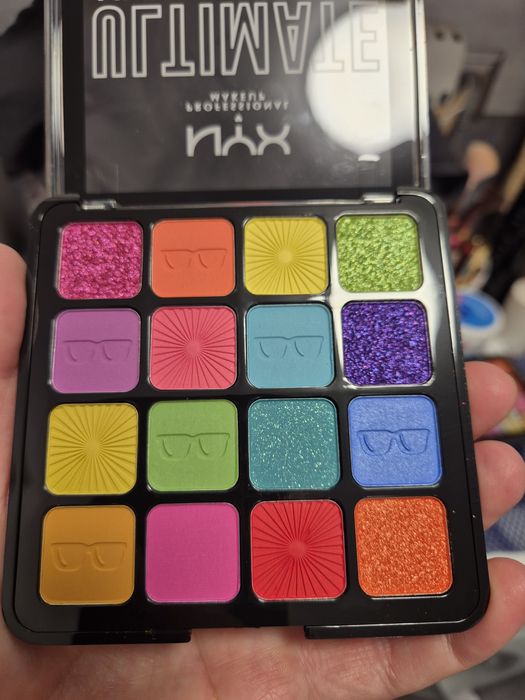 Sprzedam nowe nie otwarte cienie.