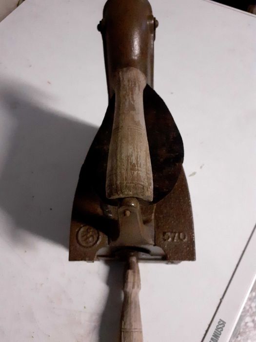 Ferro de engomar antigo a brasas