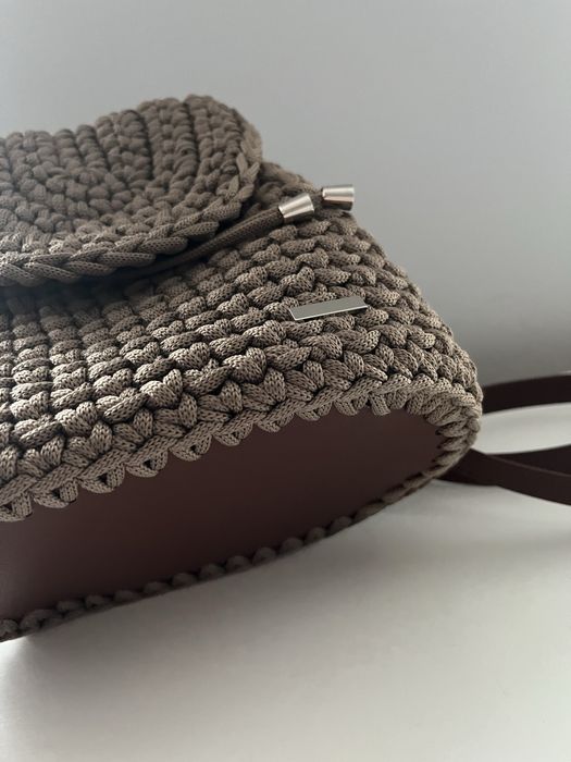 Mały plecak miejski, damski, handmade, na szydełku, ze sznurka