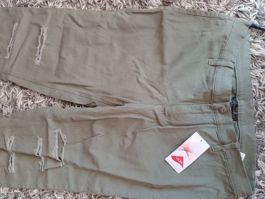 Spodnie z przetarciami dziurami khaki