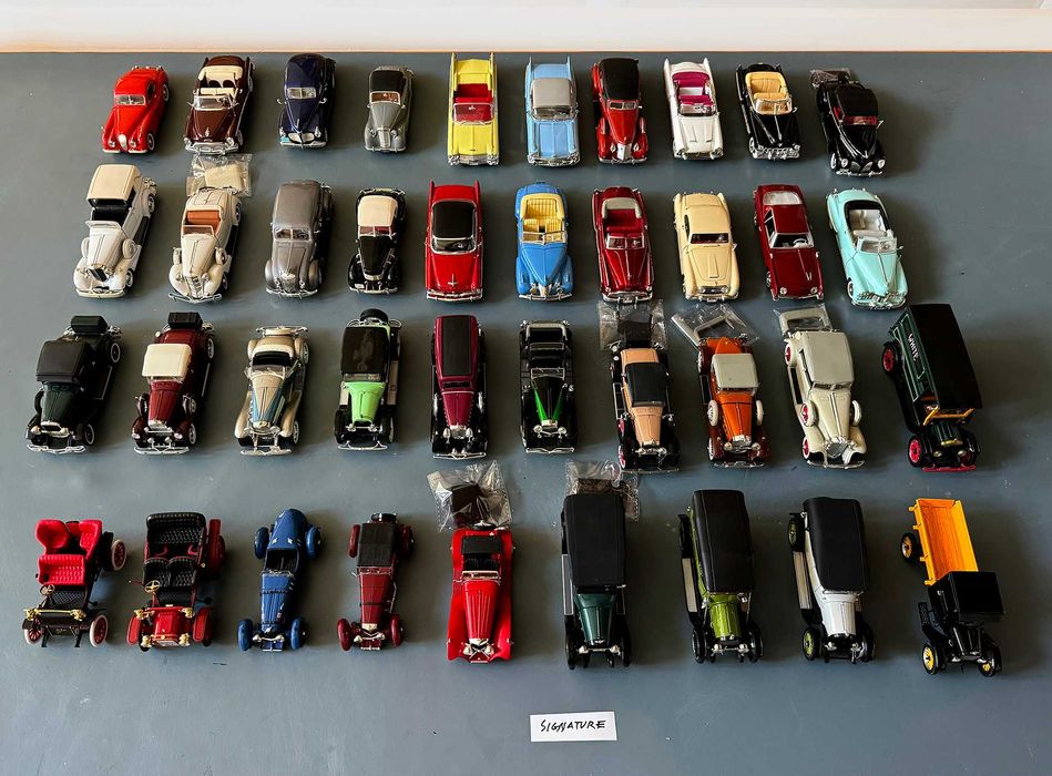 Signature. Colecção completa de 39 veículos. Escala 1/32.