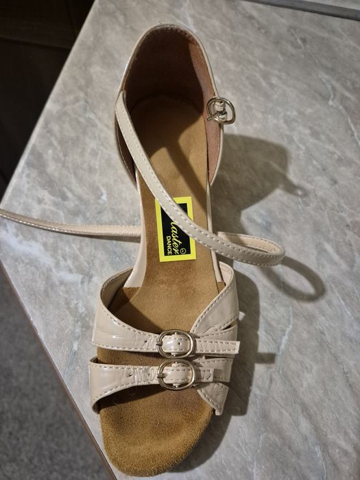 Продам танцювальні  бальні туфлі