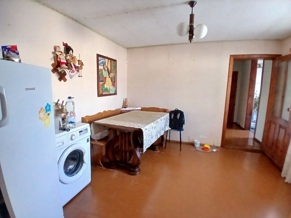 Продам Цілий Будинок на 3 сотках землі, є гараж.