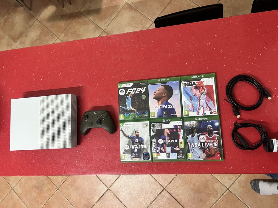 Xbox One S [4K] + Comando + Jogos [FC25, NBA2K22, Fortnite, Roblox]