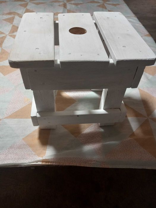 Banco rústico pequeno para servir como Banco ou para apoio a vasos de flores ou floreira  com 0,27cm quadrados  026cm altura