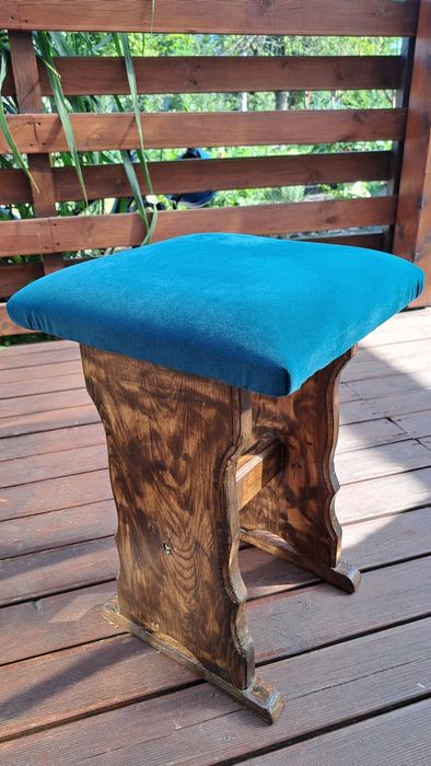 Stary stołek taboret po renowacji siedzisko pod pianino