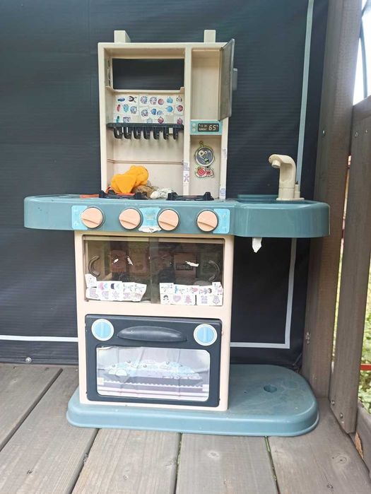 Domek drewniany ze zjeżdżalnią.