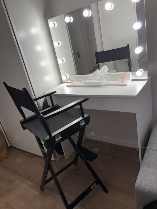 Zestaw do makijażu. Lustro, podstawka,toaletka plus krzesło.Stan id.