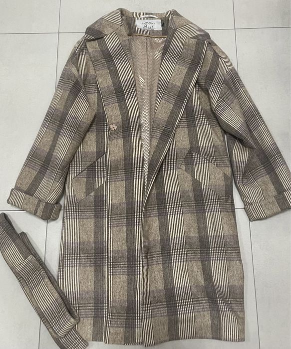 Стильне пальто в бежевому кольорі