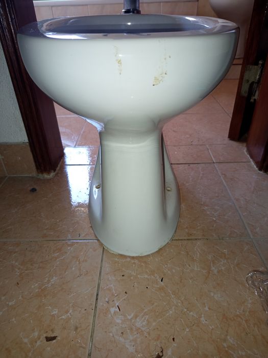 Bide, com torneira, e parafusos de fixação