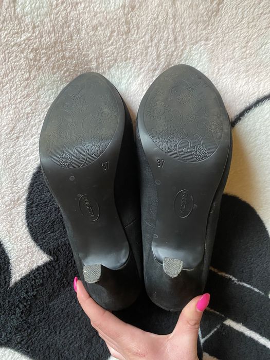 Czarne buty na obcasie