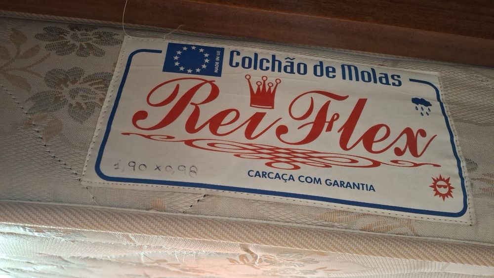 Cama de solteiro com colchão e mesa de cabeceira