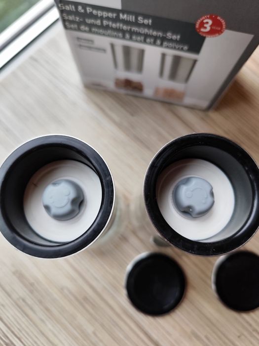 2 млина для соли, перца, специй.