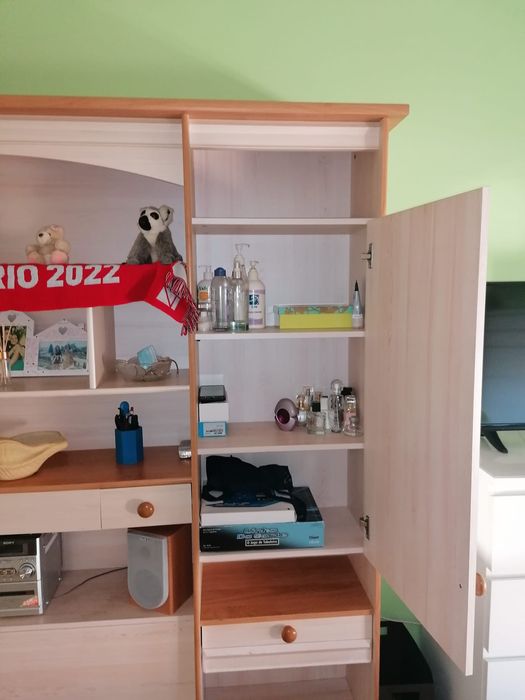 Móvel com arrumação, estante e roupeiro