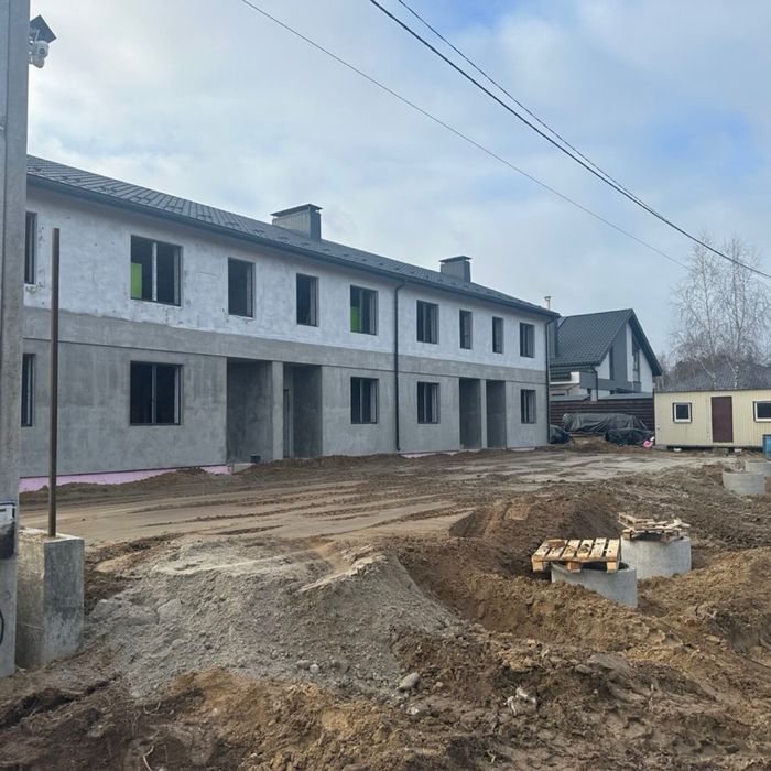 Таунхаус в Ворзелі зі своім закритим переднім двориком, газ!