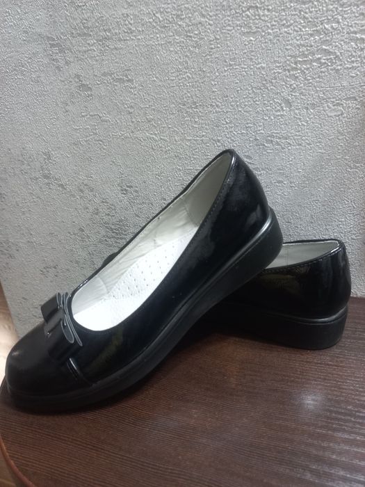 Шкіряні чорні туфлі