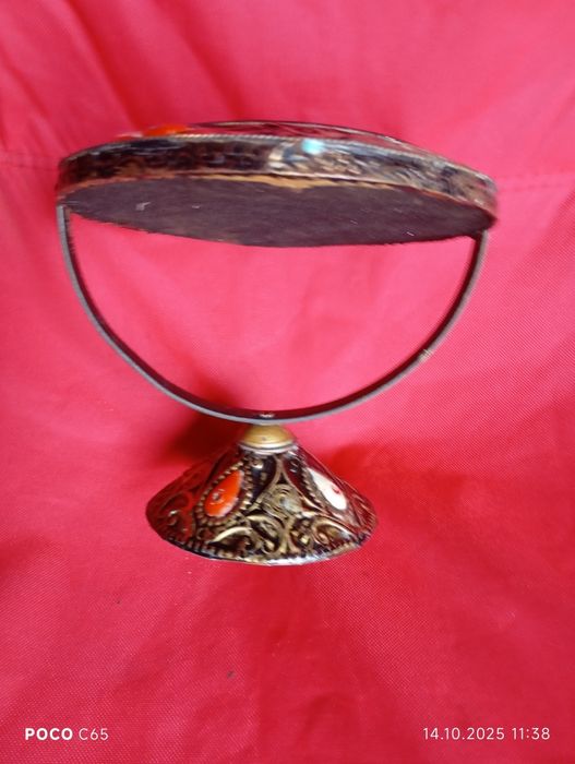 Винтажное зеркало ручной работы.