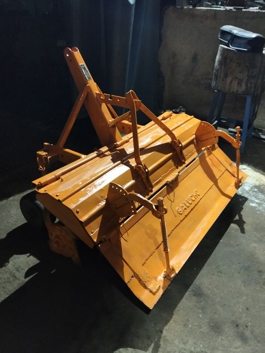 Vende se fresa para trator