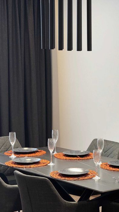 Продаж двоповерхового будинку з сучасним проектом ремонтом та меблями