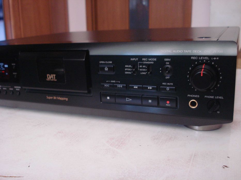 Дека ДАТ "Sony" DTC-ZE700, DTC-670