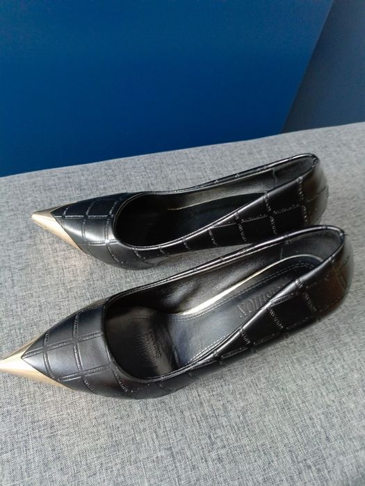 Szpilki czarne ze złotymi dodatkami