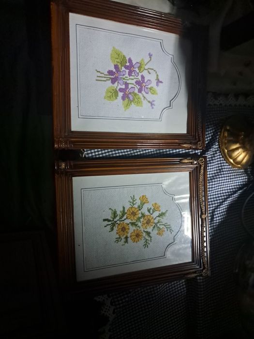 Dois quadros em ponto cruz