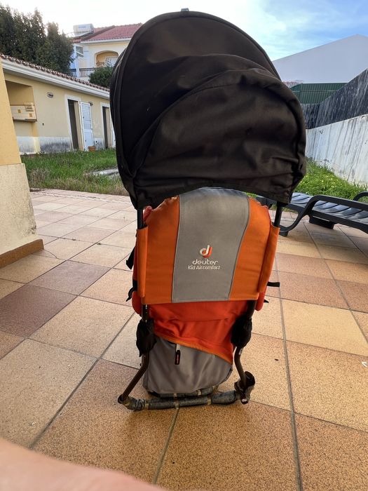 Mochila porta-criança Deuter Kid Aircomfort com capota