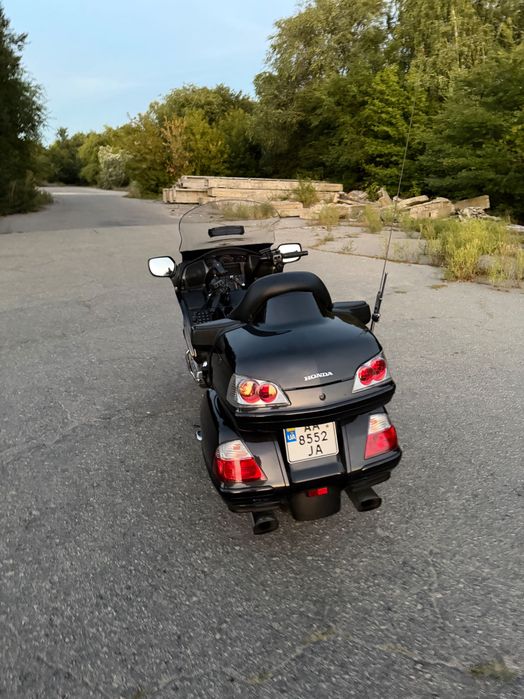 : Honda GL1800 Gold Wing (2010).
