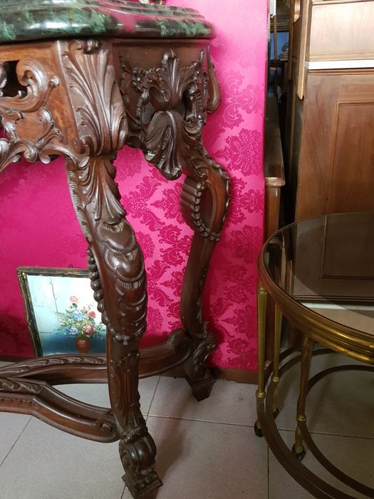 Magnífica credencia ricamente trabalhada