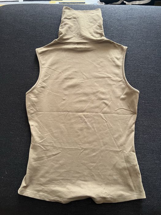 Top de gola alta caqui