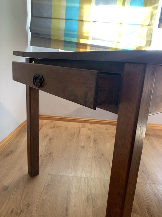 Mesa em madeira com gavetas