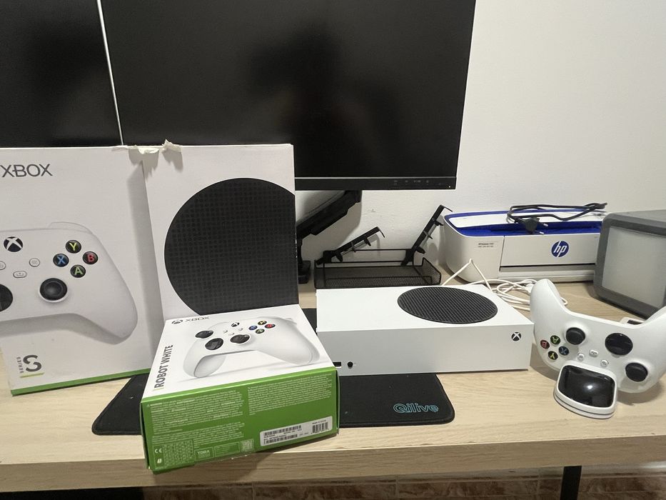 Xbox serie S + 2 comandos + monitor