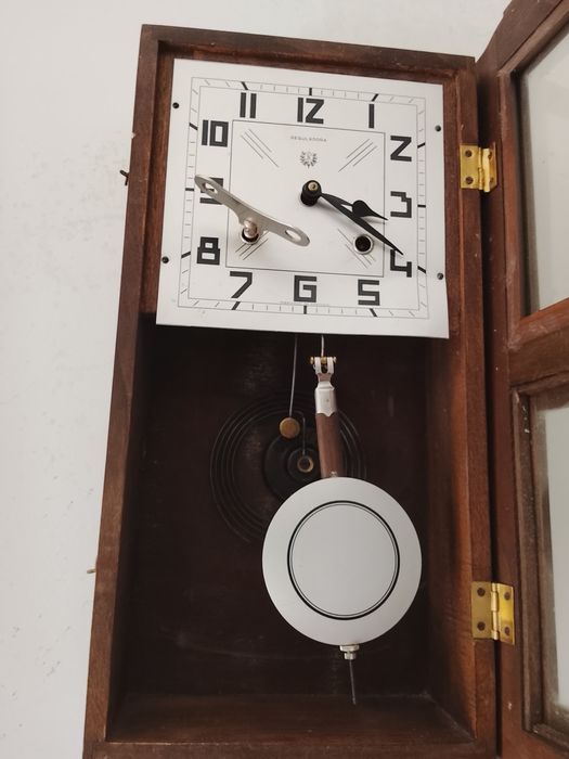 Relógio de parede de madeira