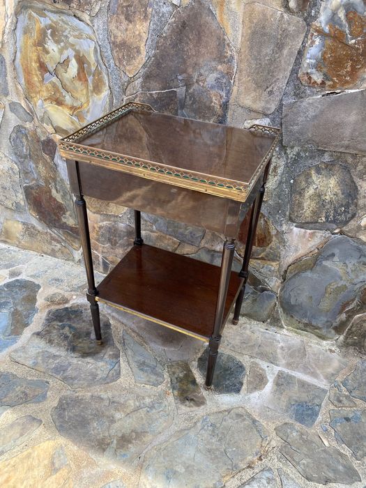 Mesa Gradinha Vazada Napoleão Madeira exótica tampo vidro 67 cm Antiga