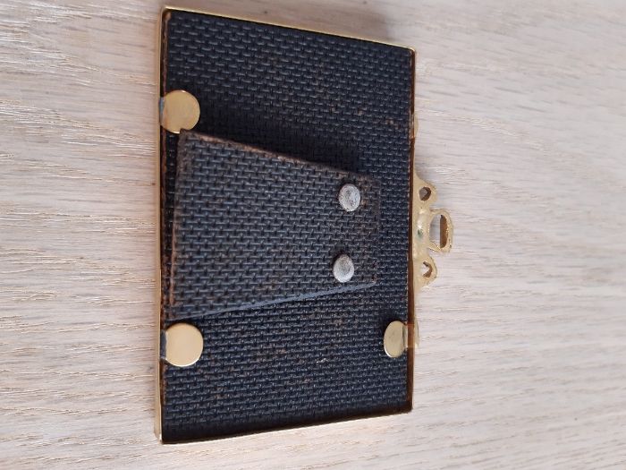 Pequena moldura banhada a ouro