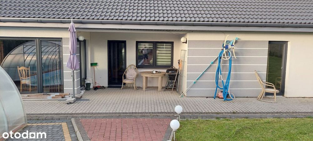 Dom z basenem i garażem pod miastem