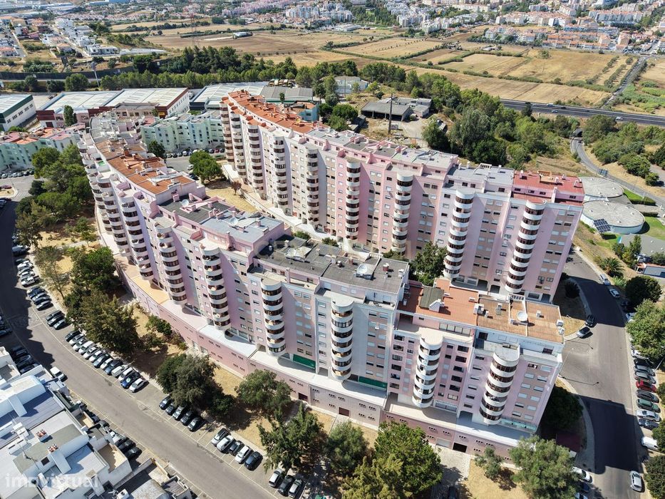 Fantástico T3 com 115m², Vista Rio Desafogada e Garagem Box – Casal da