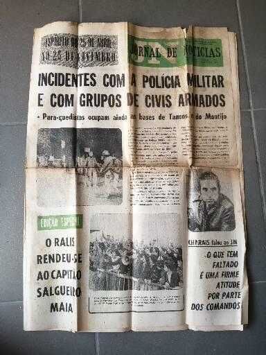 Jornais e revistas antigas. São mais de 35 peças