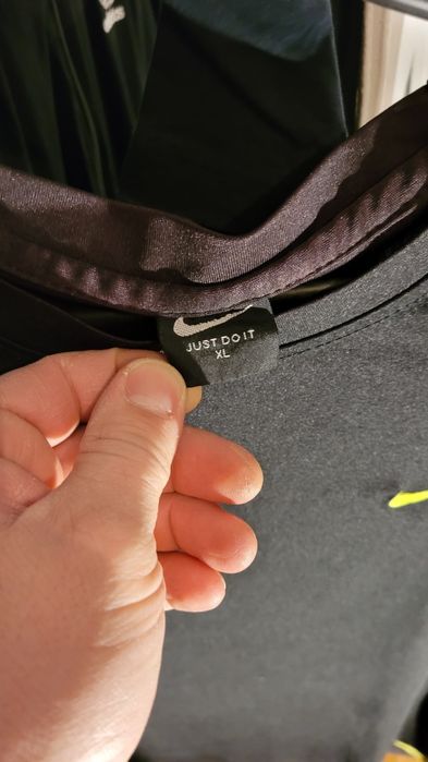 czarny podkoszulek treningowy Nike Dri-FIT z żółtymi detalami