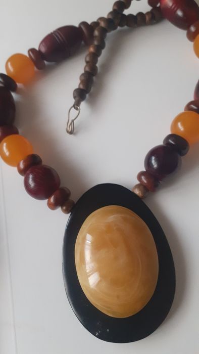 Colar lindo com pedras e madeira  em tos de castanh e amarelo  torrado