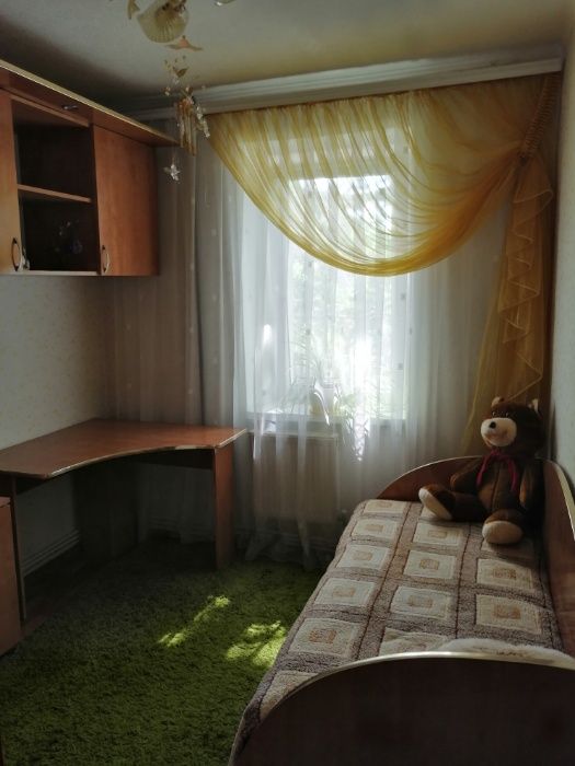 Стенка в детскую, стол, тумбочка