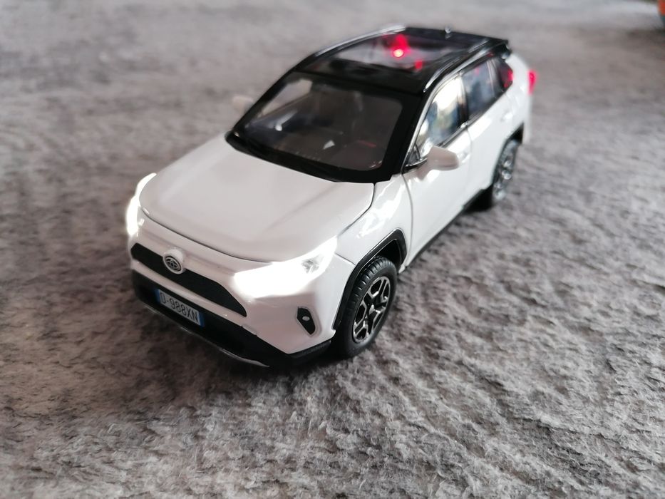 Autko Toyota RAV 4, model w skali 1:32 światła i dźwięk