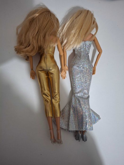 Duas Barbies articuladas