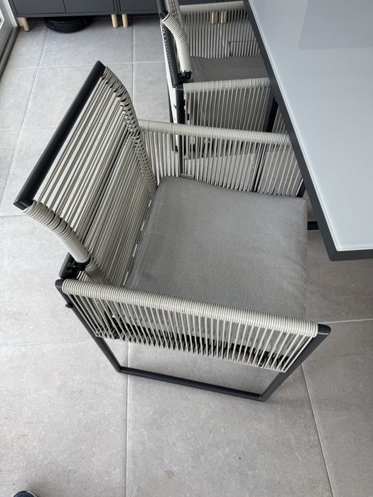Conjunto de Mesa Quadrado e 4 Cadeiras de jardim e jantar ao ar livre.